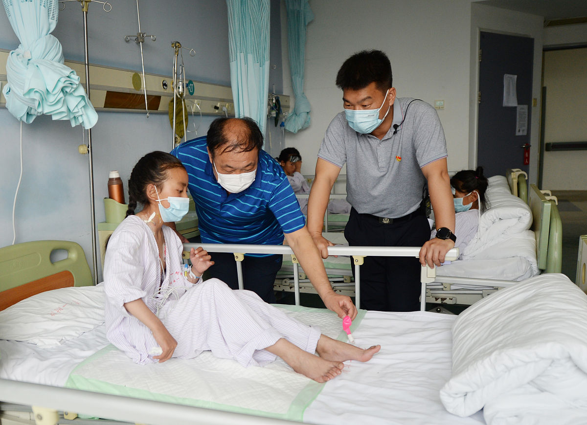 回首往事我即将结束大学两年的学习生涯心中充满了感慨和不舍。这两年年我经历了成长、经历了挫折、经历了成功和失败收获了许多宝贵的经验和知识。在这里我想对自己进行一次毕业总结总结自己的成长历程总结自己的收获和不足为即将步入社会的自己打好思想和行动的基础。加100字