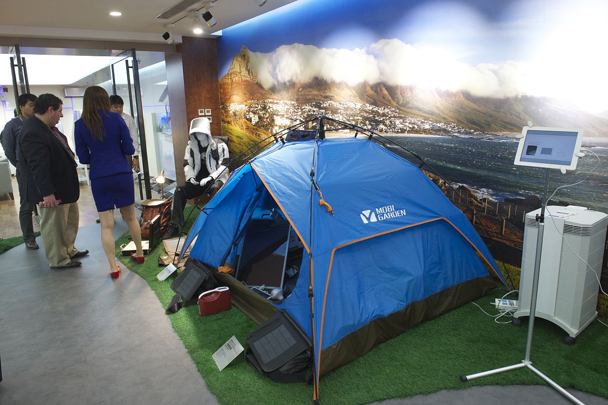 湖南伟宏工程造价咨询公司竞争战略的短期目标1500字按照如下目录展开表述：1在管理模式、技术水平、办公装备、综合实力方面全面提升缩小与成熟公司的差距增强核心竞争力2在稳固湖南省市场的同时争做行业的龙头公司在激烈的竞争中站稳脚跟获取良好的竞争优。