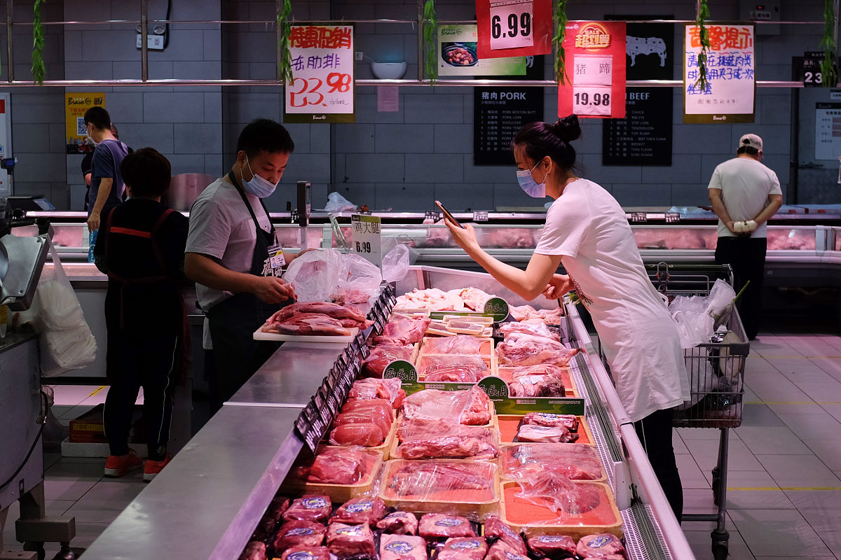 2020年6月27日,北京,市民在一家超市内采购猪肉鸡肉等肉类和其他商品.