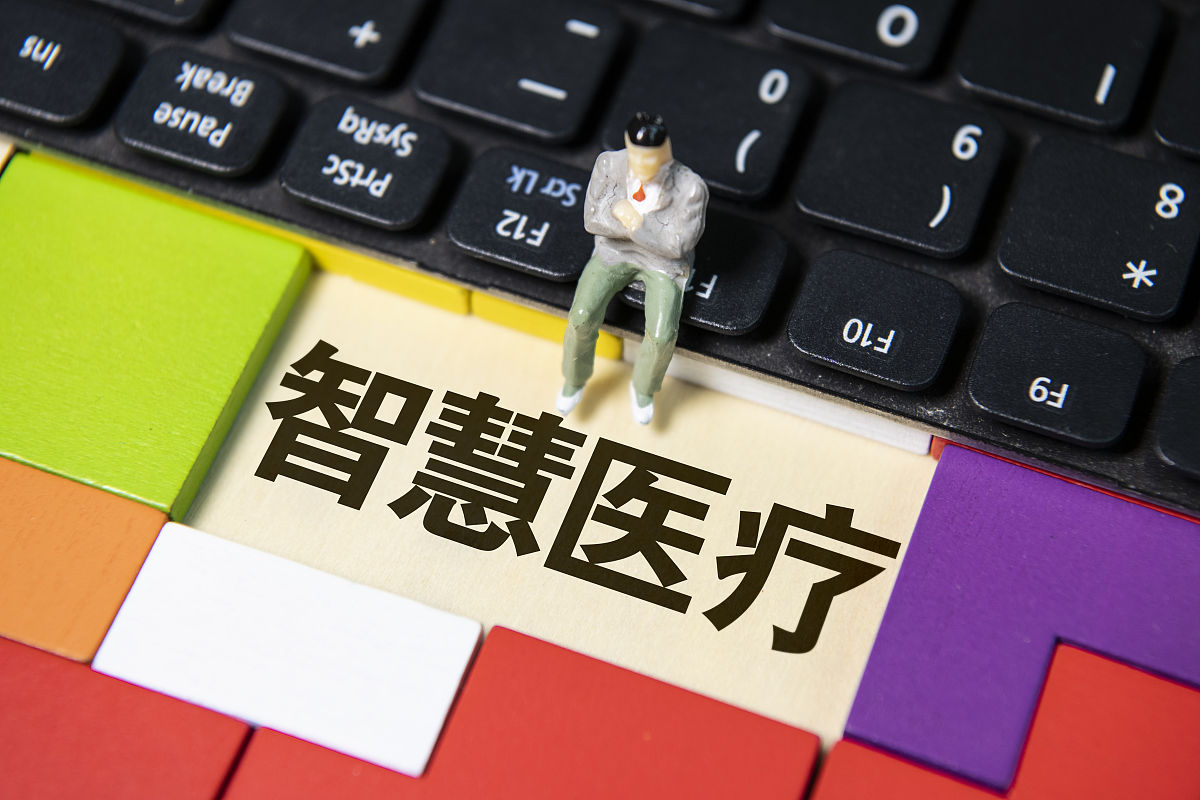 改写以下段落保持意思不变：美国29个州在远程医疗方面颁布了相关法律而联邦和48个州则推出了远程医疗补助计划以引导商业公司提供远程医疗服务并进行报销。大多数州通过体制改革提高了远程医疗的使用率和报销比例但在保险索赔、实践规范和营业许可证要求方面各州卫生保健机构面临政策相互冲突和混淆的困境。