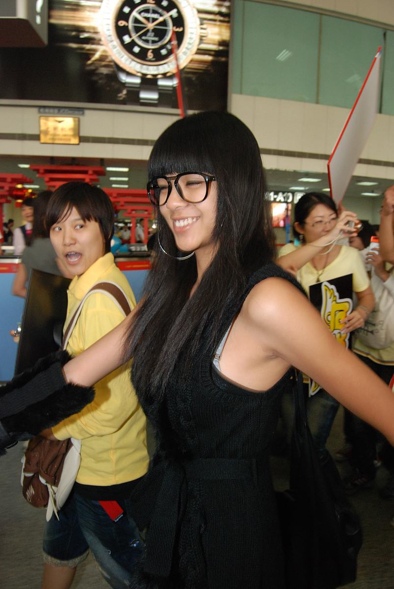 2009年10月6日,上海,快乐女生十强抵达机场.谈莉娜+++_+++快乐女声,快