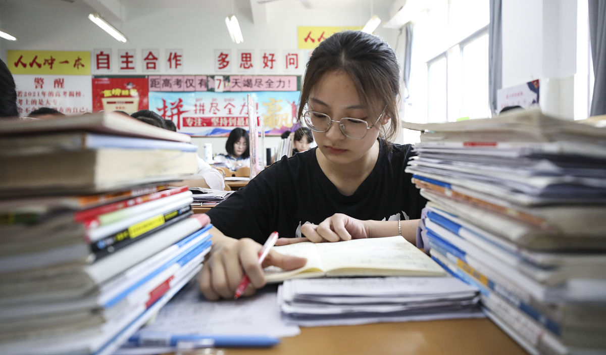 2021年5月31日,江苏淮安,高三学生在教室复习功课.