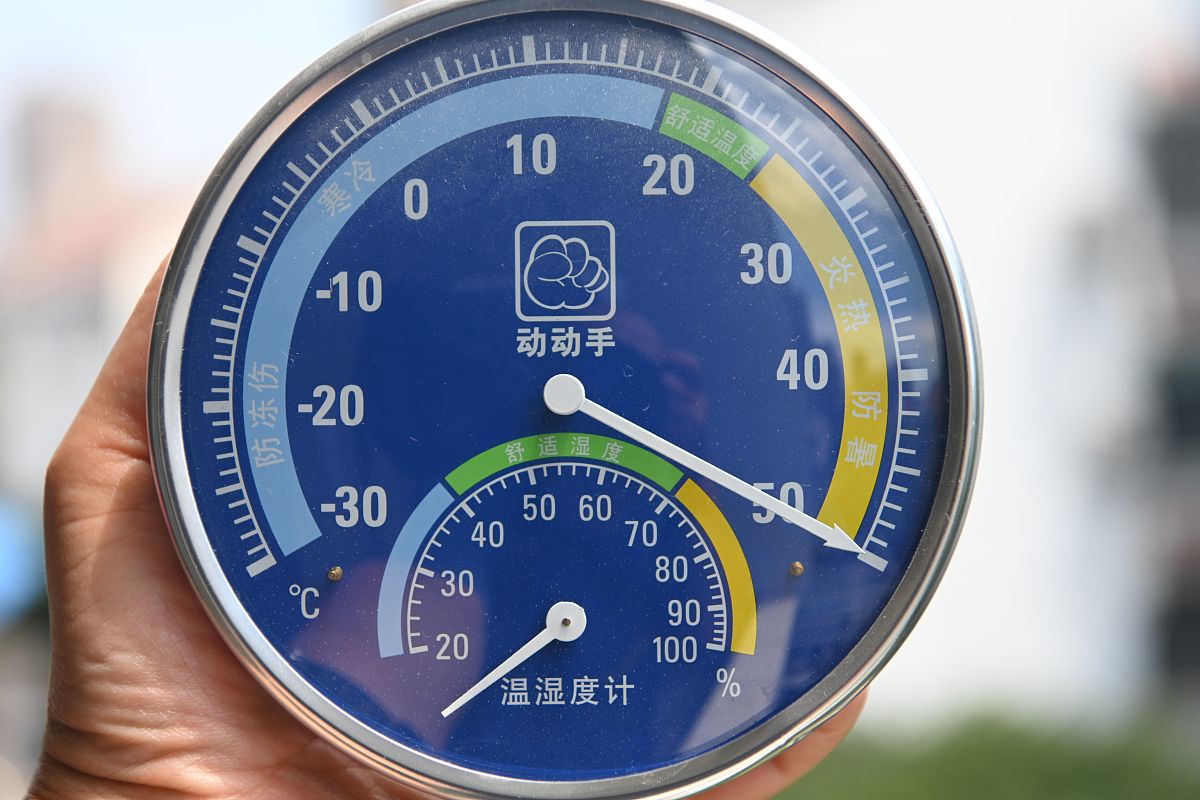 2020年8月1日,合肥,温度表在室外阳光下高达50℃以上.