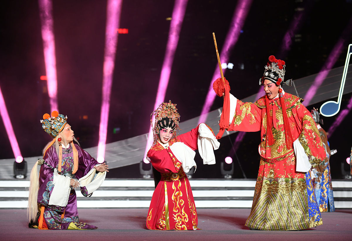 2021年10月25日晚,广州,粤剧表演艺术家欧凯明和苏春梅表演《刁蛮公主
