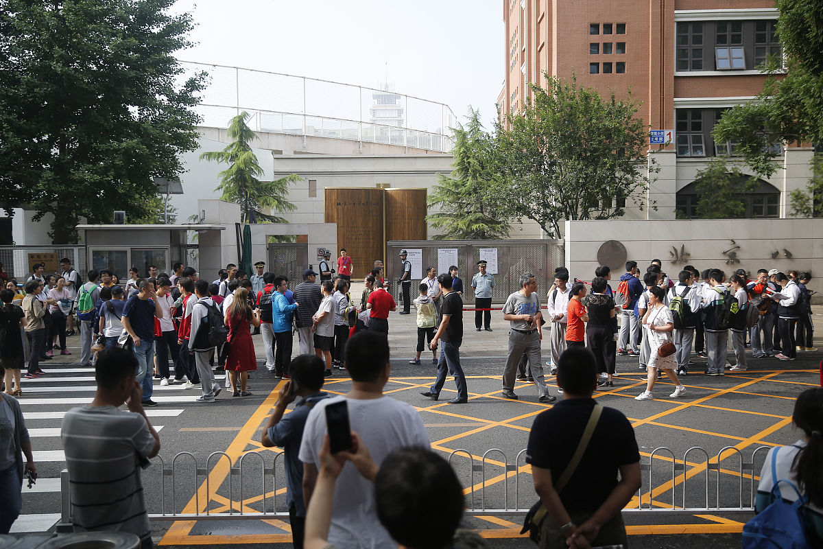 2019年6月7日,2019年全国高考开幕.北京八中考场外家长送考.