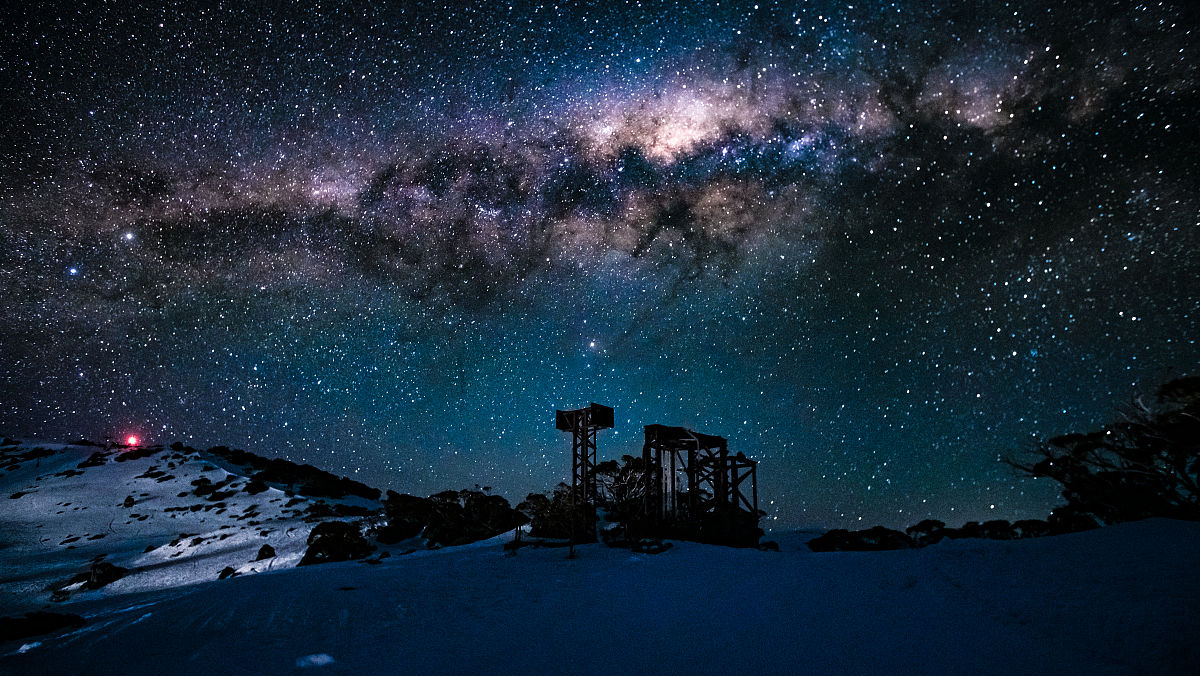 当地时间2020年9月14日,澳大利亚夏洛特山口,明朗的夜空中出现壮观的
