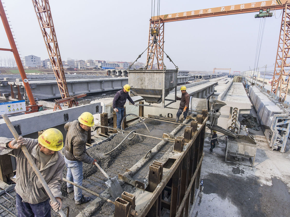 2019年1月20日,湖北襄阳,中铁十一局建设者完成最后一片t梁灌注.
