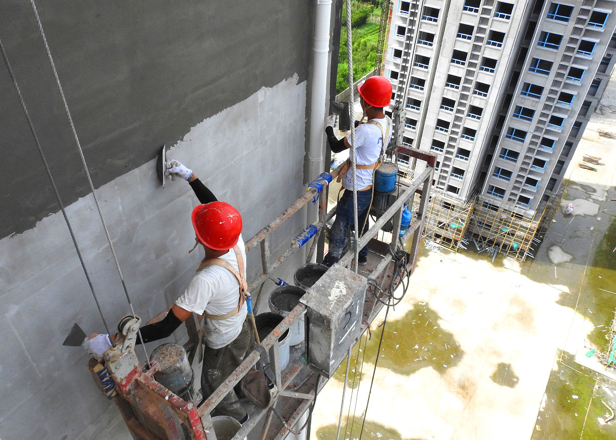 这句话重新写：沟通管理房外墙真石头漆施工队进场消缺