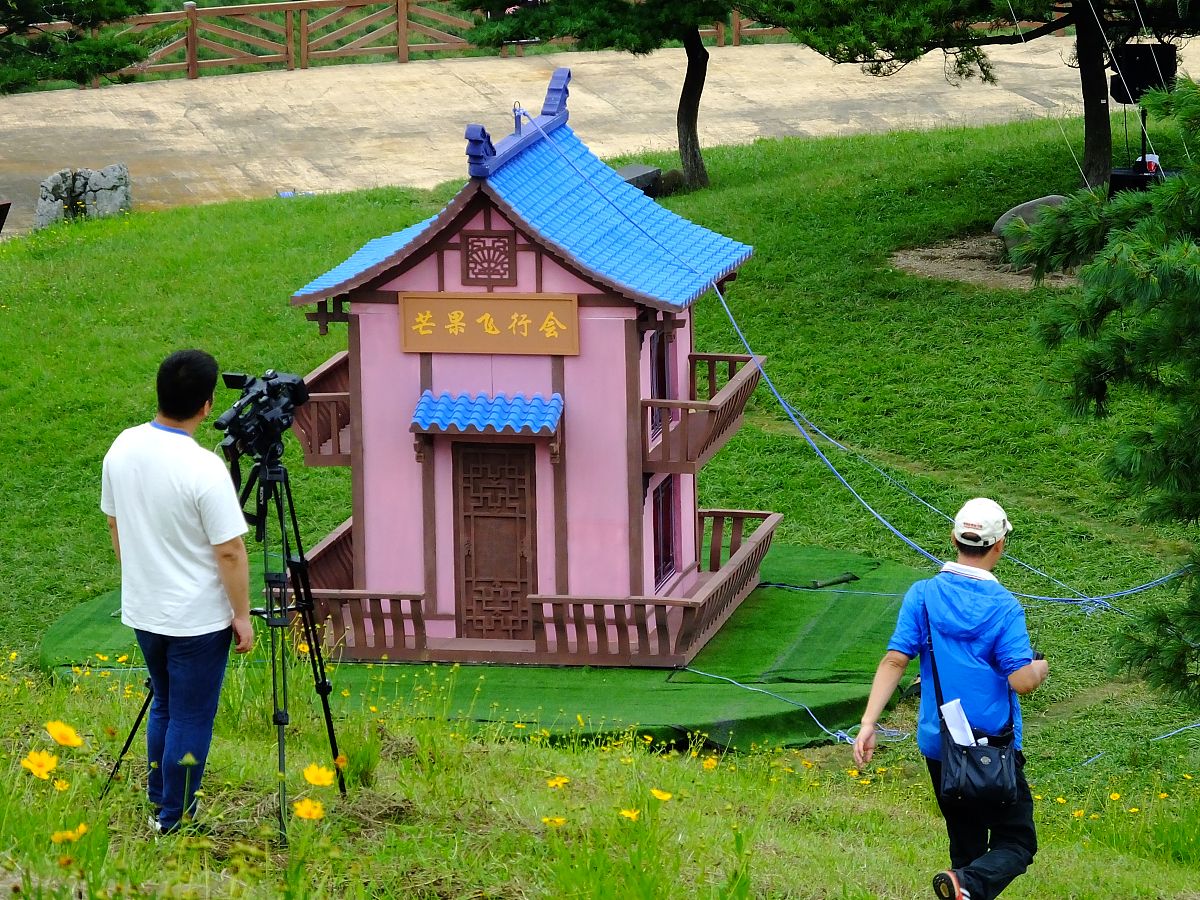 写一首表达爱情情绪的中文古典歌曲歌曲表达的主题为坚持歌词结构为verse1、verse2、Pre-Chorus1、chorus1、chorus2、verse3、verse4、chorus3、Bridge1、chorus4并确保chorus1、chorus2、chorus3、chorus4、verse5、Pre-Chorus2、chorus5、Bridge2、歌词不重复每段歌词结尾使用中文neye类