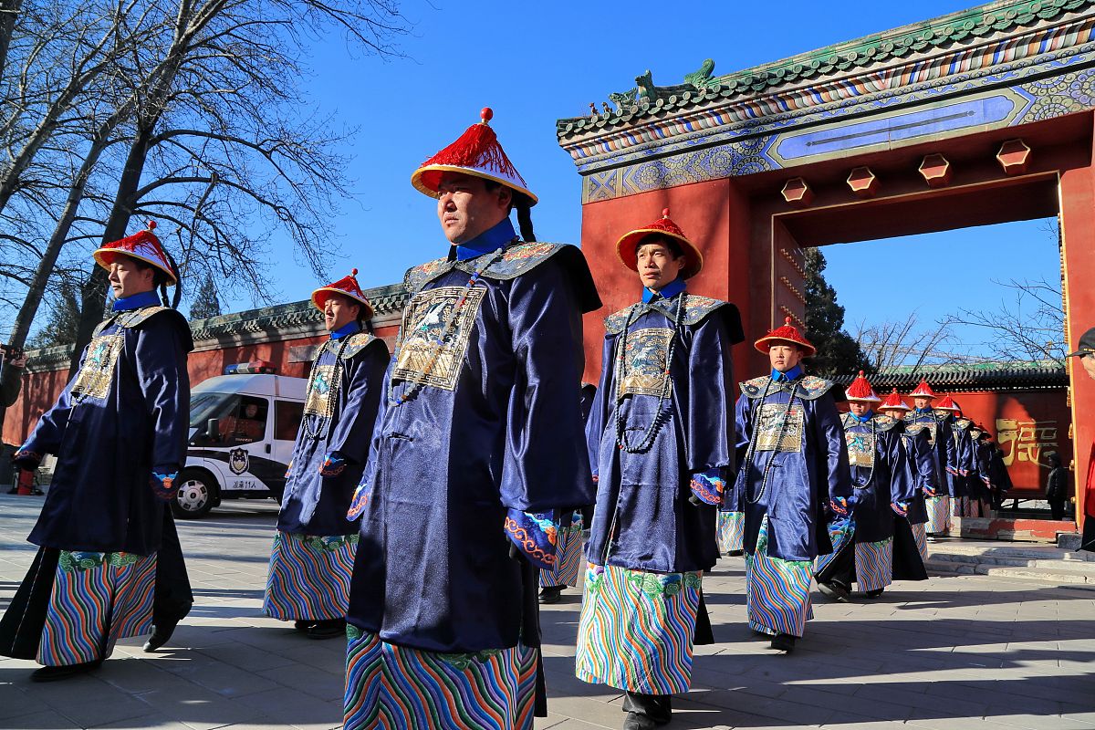 2018年2月16日,北京地坛庙会演员们进行仿清祭地表演.