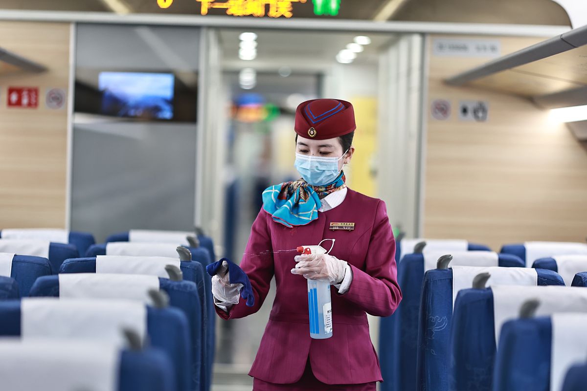 成都铁路局乘务员工资待遇详解：基本工资、绩效、津贴及影响因素