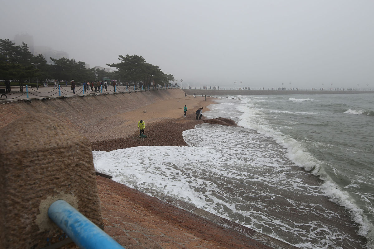 考虑到经济性拟建海堤位于深水区海堤与波浪的相互作用较强且淤泥土层较厚地基本身较差堤身较大故选择斜坡海堤。斜坡海堤适用于地基条件较差、堤高相对较高的地区。斜坡海堤具有应力分布均匀、稳定性好、适应变形和局部破坏能力强、易于修复等特点。同时斜坡式海堤外坡平缓反射波小防浪效果好对沉降变形的适应性好因此选择斜坡式海堤。 请把上面的内容扩写到500个字并且要保障原文的意思不变