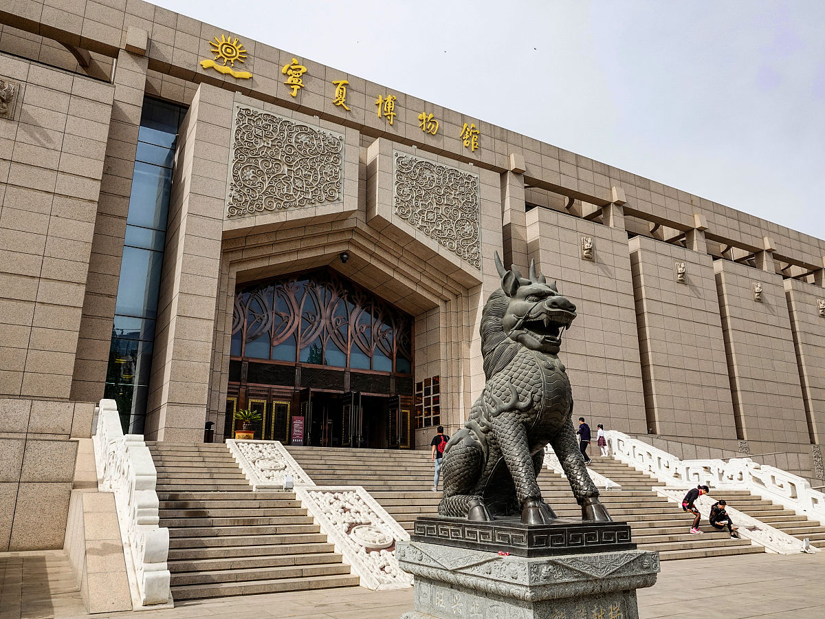 七里河优美描写七里河是甘肃省兰州市的一个区位于兰州市中心区域是兰州市的政治、文化、经济中心之一。七里河区地形起伏山峦交错河流纵横景色优美被誉为兰州市的绿肺。在七里河可以欣赏到壮观的甘肃省博物馆和兰州市图书馆这两座建筑是兰州市的标志性建筑之一。此外七里河还有许多美丽的公园和广场如七里河公园、西固公园、兰州市民广场等这些公园和广场都有着绿树成荫、花香四溢的美丽景色是市民休闲娱乐的好去处。七里河还有许多