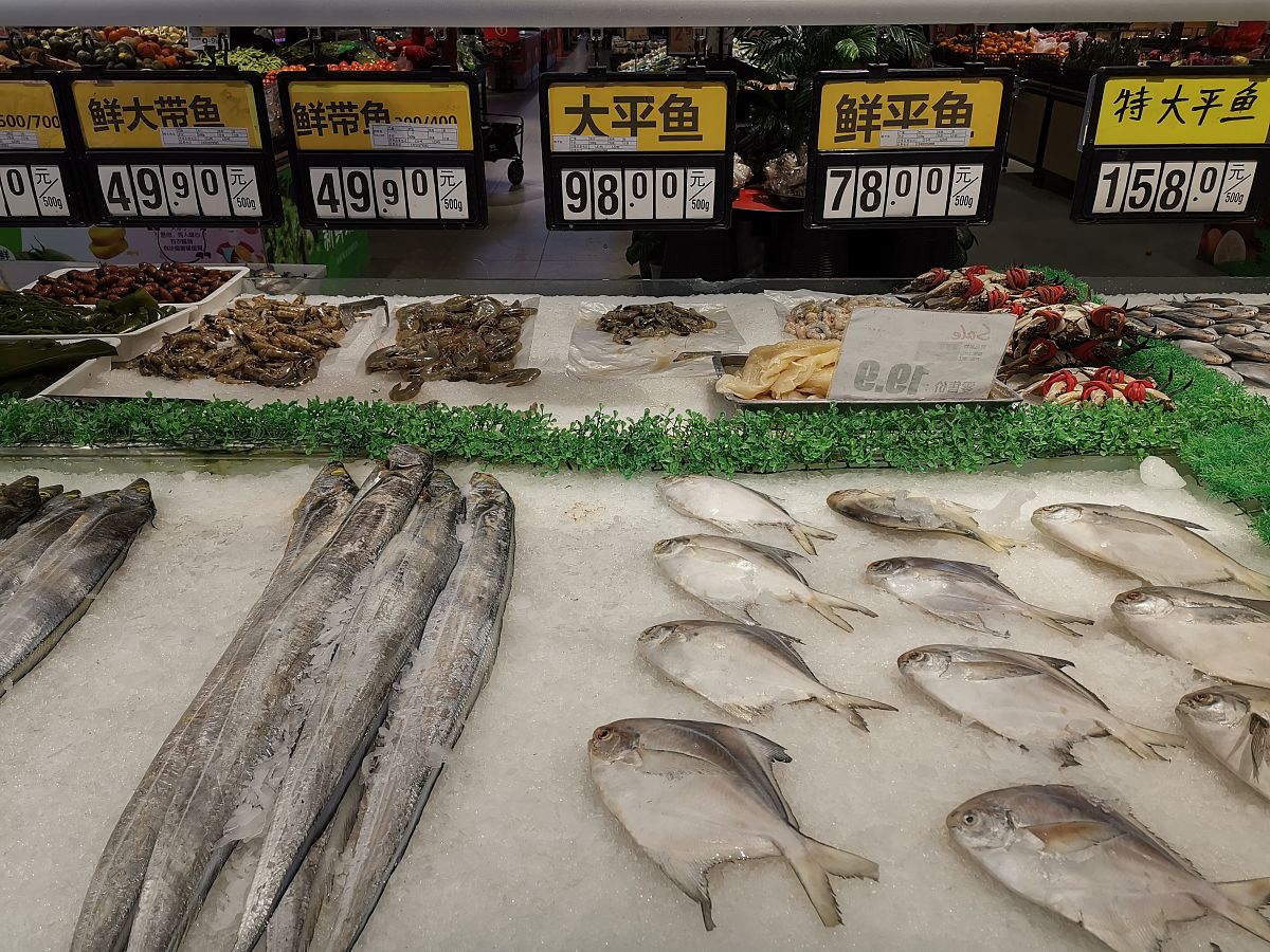 2021年1月27日,北京,一超市在售海鲜肉禽可查询核酸检测报告,保证市民