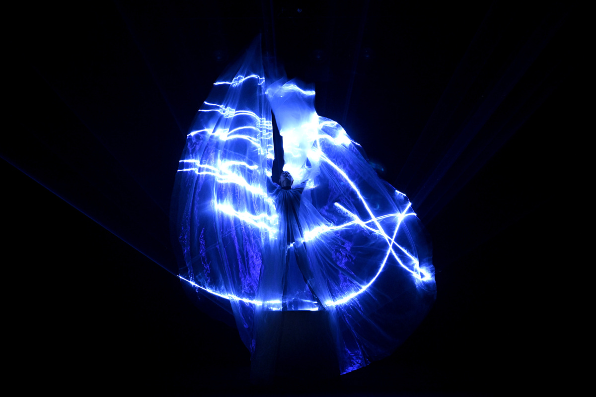 帮我写一份2000字的关于学习ae影视特效课程的内容以及感受