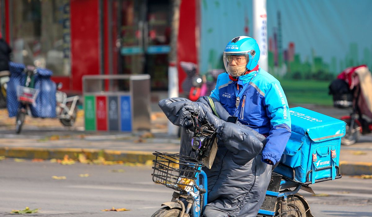 我叫肖剑锋我今年28我做过外卖员工作和快递员工作请帮我生成一份50字的自我介绍。