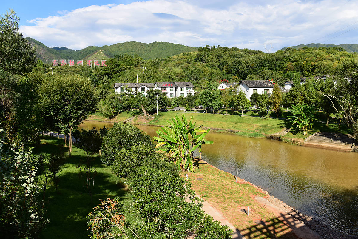 因为要创建国家级卫生乡镇要各村发言，写一篇群英村发言稿，体现群英村当前做法和创建国家级卫生乡镇的构思，两千字