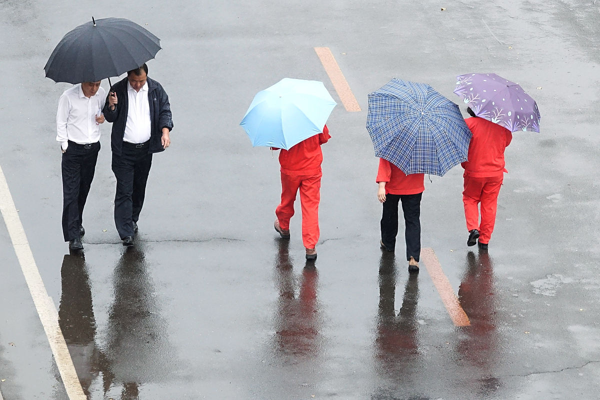 请文章题目要求是：下雨了如果没有带雨具请分析不同情况下人类是跑淋得雨少还是不跑淋得雨少用数学模型计算分析