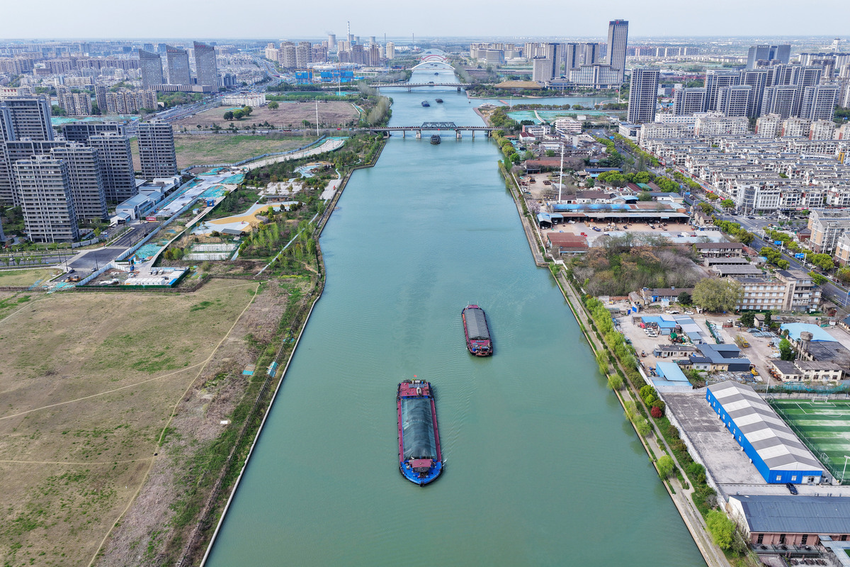 2026年4月7日,江苏扬州,货船行驶在京杭大运河.