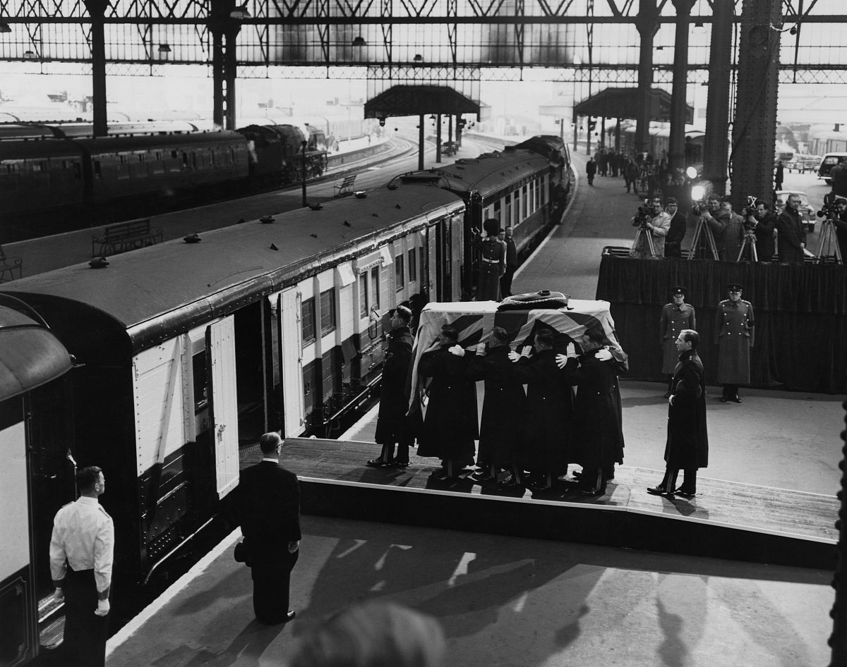 1965年1月30日,来自英国皇家的骑兵在滑铁卢火车站运送英国首相丘吉尔