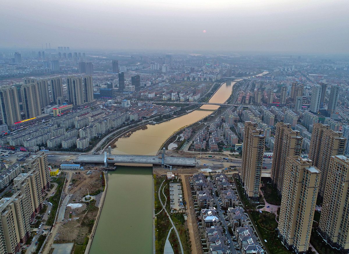 2017年3月31日,航拍即将完工的江苏省淮安市承德北路跨盐河大桥工程.
