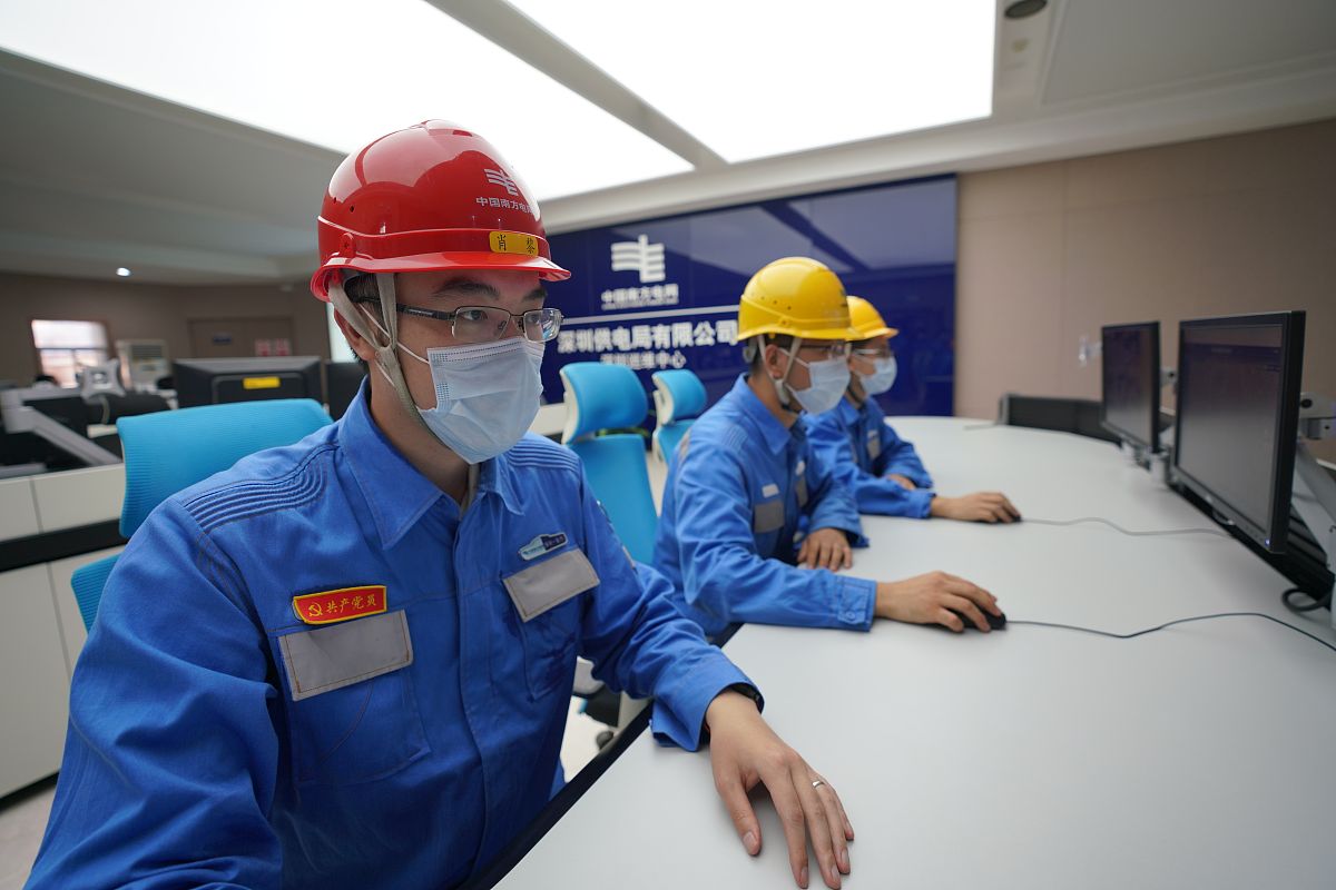 撰写一段结构完整的新员工入职国家电网故事主题为新员工如何快速融入团队。故事结构包括背景、矛盾点挑战问题、处置措施与结果、运用的管理思想或管理工具、启示和体会。