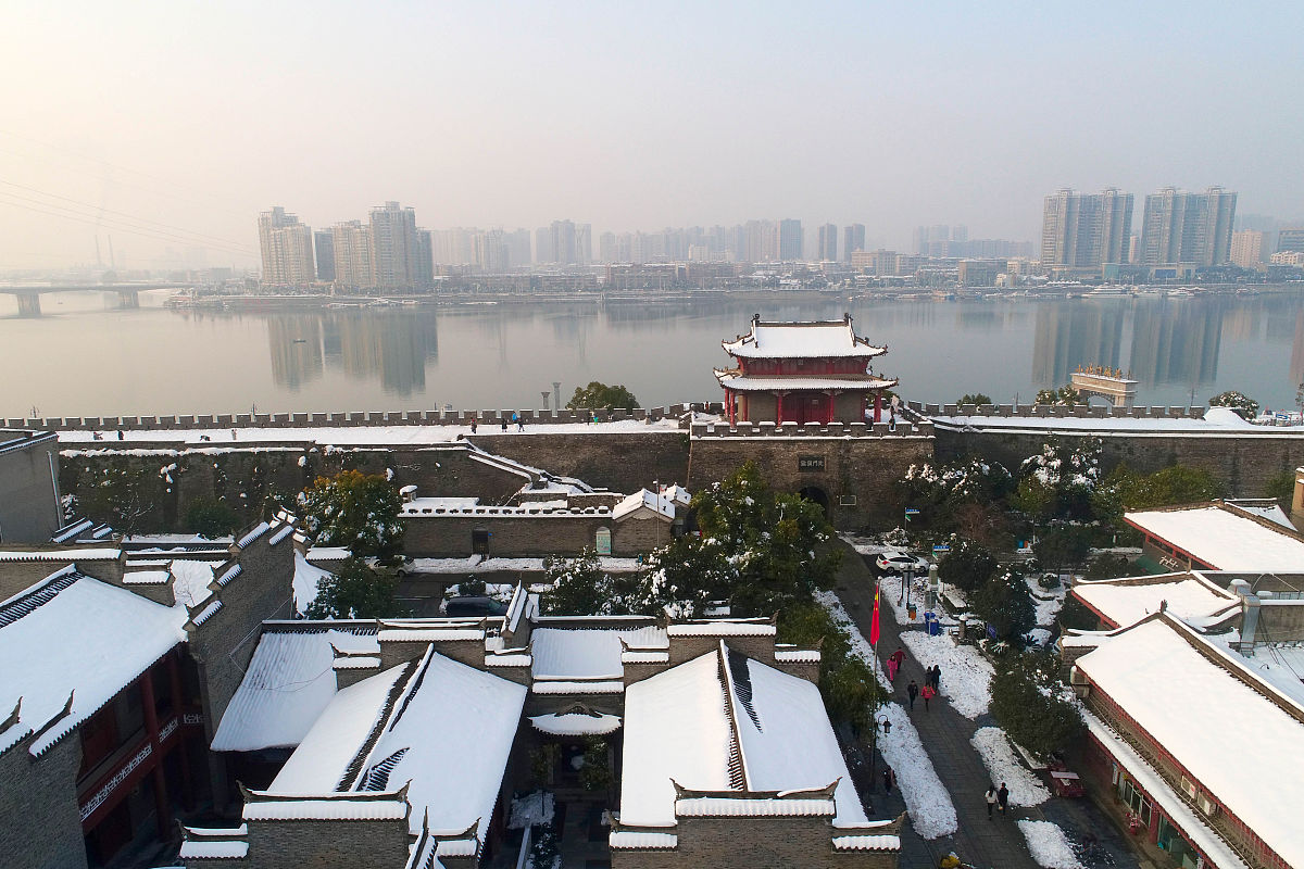 2018年1月7日,湖北襄阳,雪后初晴,人们纷纷来到古城墙上拍照游玩.
