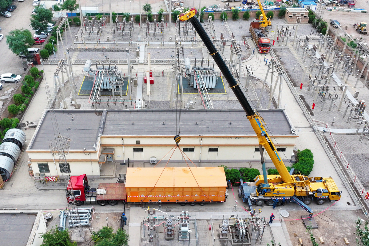 城市轨道交通供电系统一般由外部电源、主变电所或电源开闭所、牵引供电系统、动力照明供电系统、电力监控系统等结构组成。动力照明供电系统包括降压变电所和动力照明配电系统牵引供电系统包括牵引变电所和牵引网换个说法
