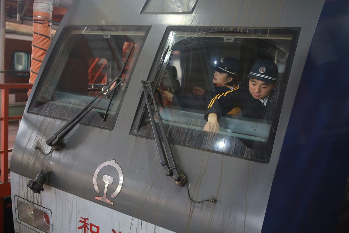 火车甩车作业安全操作：先刹紧手刹，后挂住齿轮