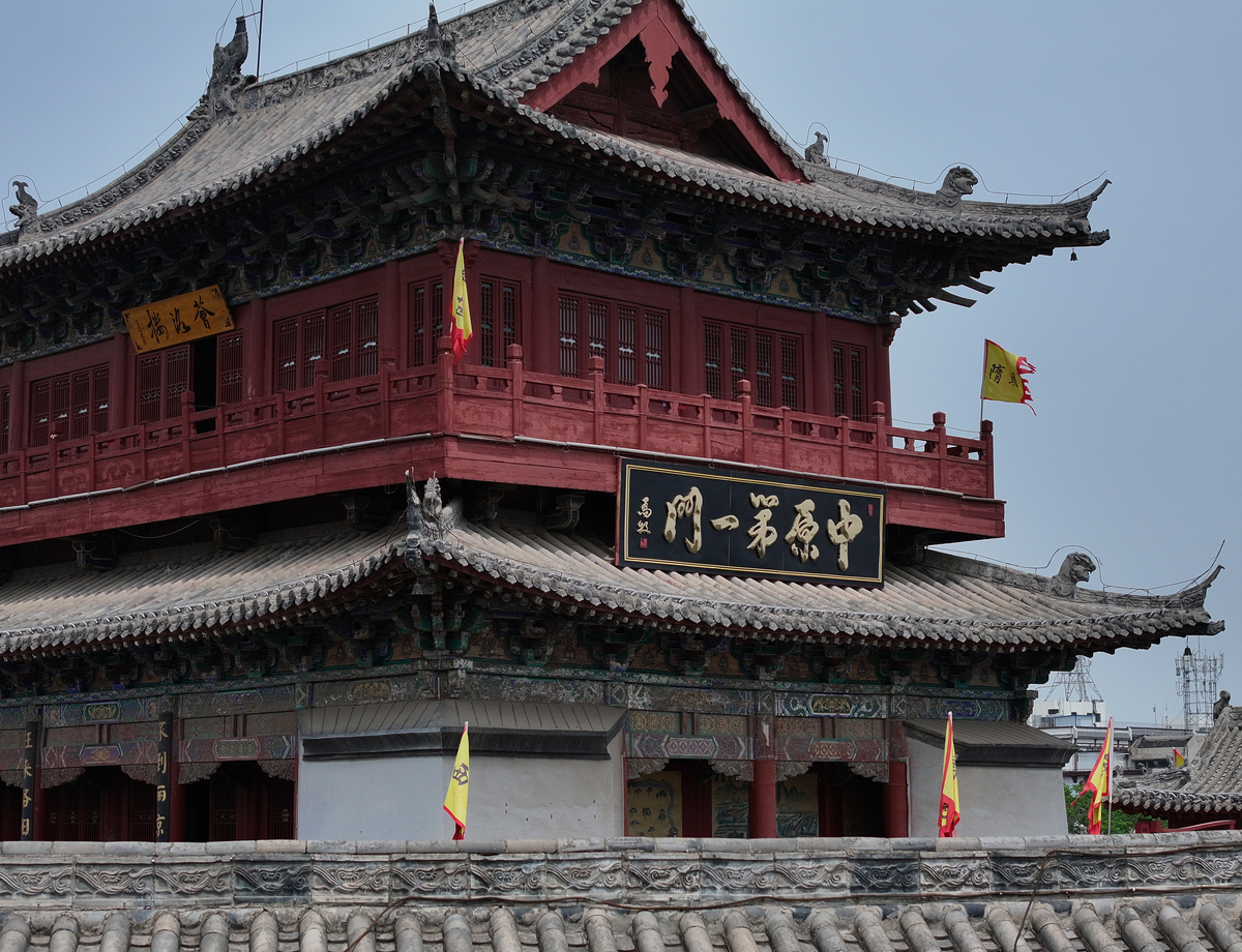 请给论文《洛阳市旅游业发展现状及对策研究》写一个旅游产品不足中的旅游景点缺乏的两千字说明只分析不提对策