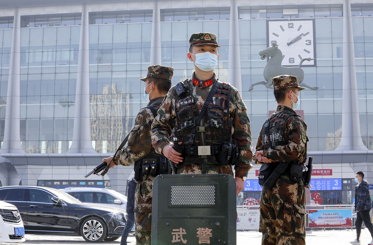 写一份中国十大国门卫士时事述评一千字