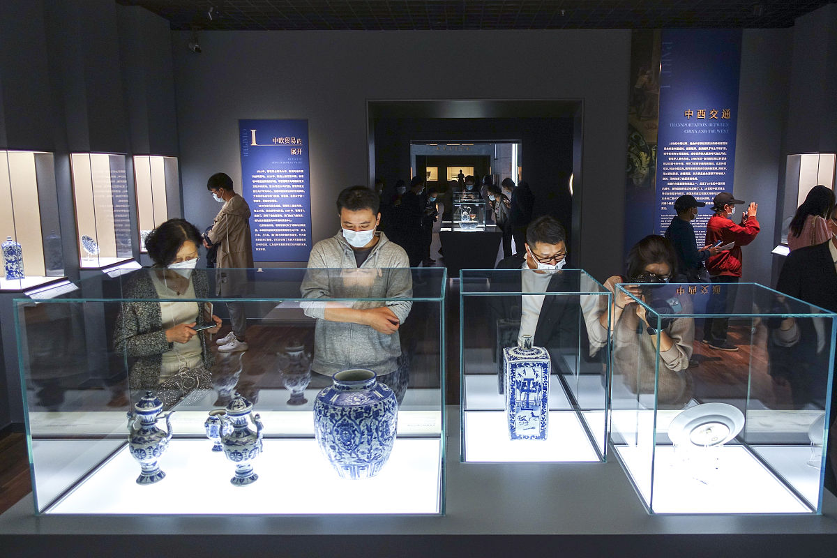 2021年11月3日,上海博物馆"东西汇融——中欧陶瓷与文化交流特展"开展