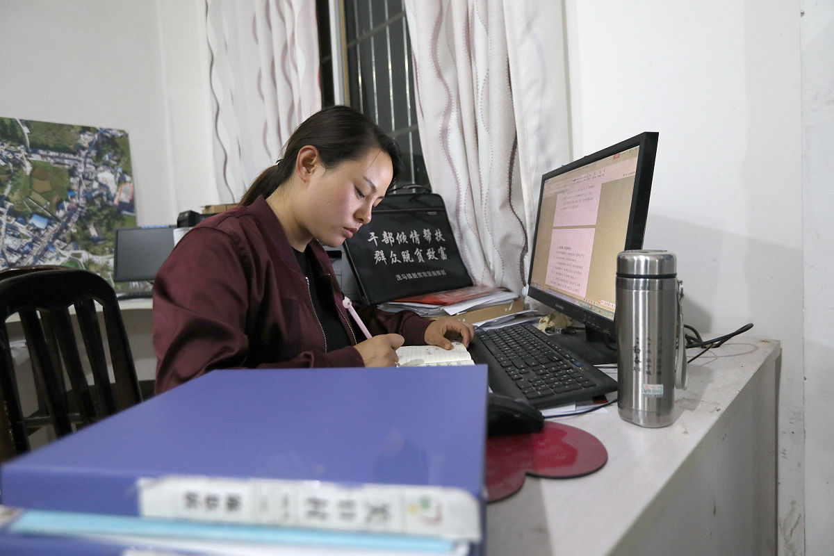 成都市新都区农业局信息科上班的女科员是多少岁退休 50岁帮我用180字详细描述