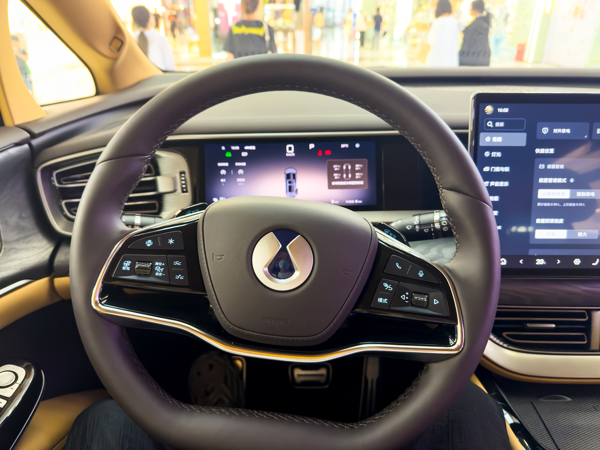 打造豪华汽车内饰：材质、设计、细节、科技与个性化