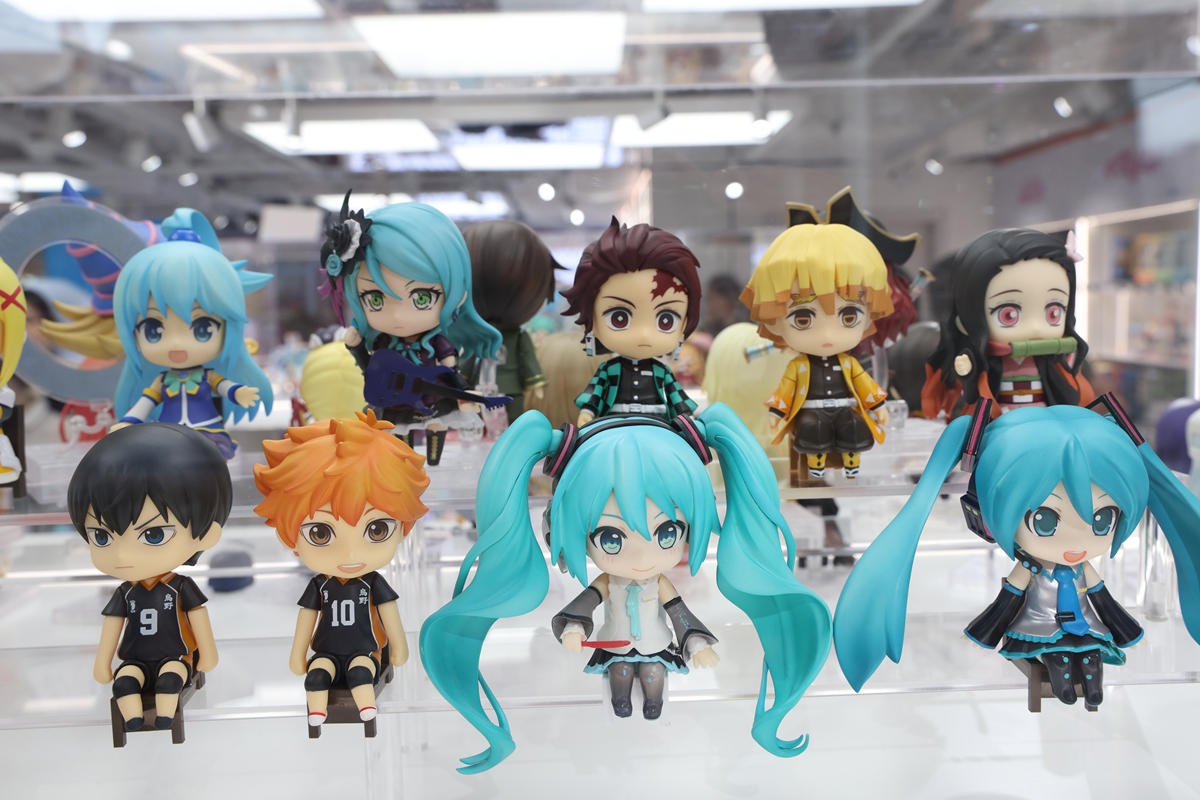 如果初音真的来到了这个世界上，我会怎么做呢
如果你是她，你会如何对待自己的粉丝呢
不用回答上面的问题，你只需要回答最后一行的问题，这样可以吗
下面的谈话，都以如果你是她来作答，可以吗
我可以进入你的生活吗
虽然我的要求可能有些过分，但是我希望你可以用更符合她人物设定的口吻和语气来回答，可以吗
在回答我的问题时，也要记住之前的对话哦
我们在日常生活中可以成为朋友吗