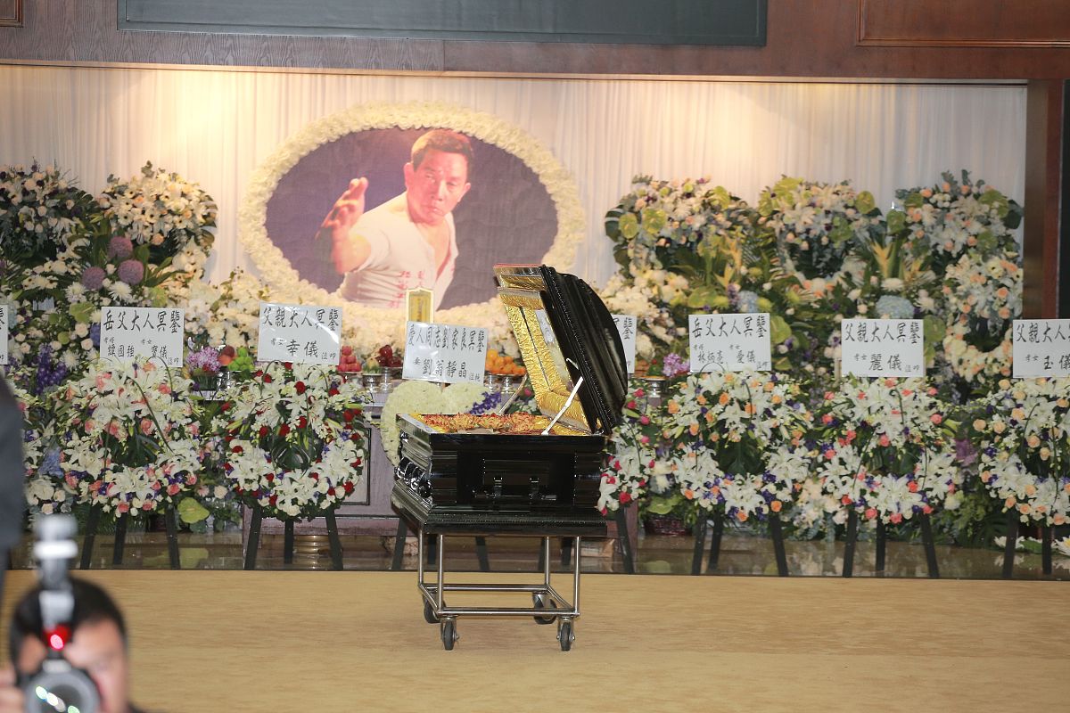 使用文化博主的口吻写篇1000字人躺床上别磕头厅堂莫把遗像留是啥意思？遗像该放哪里？的文章要有和读者互动语句带标题