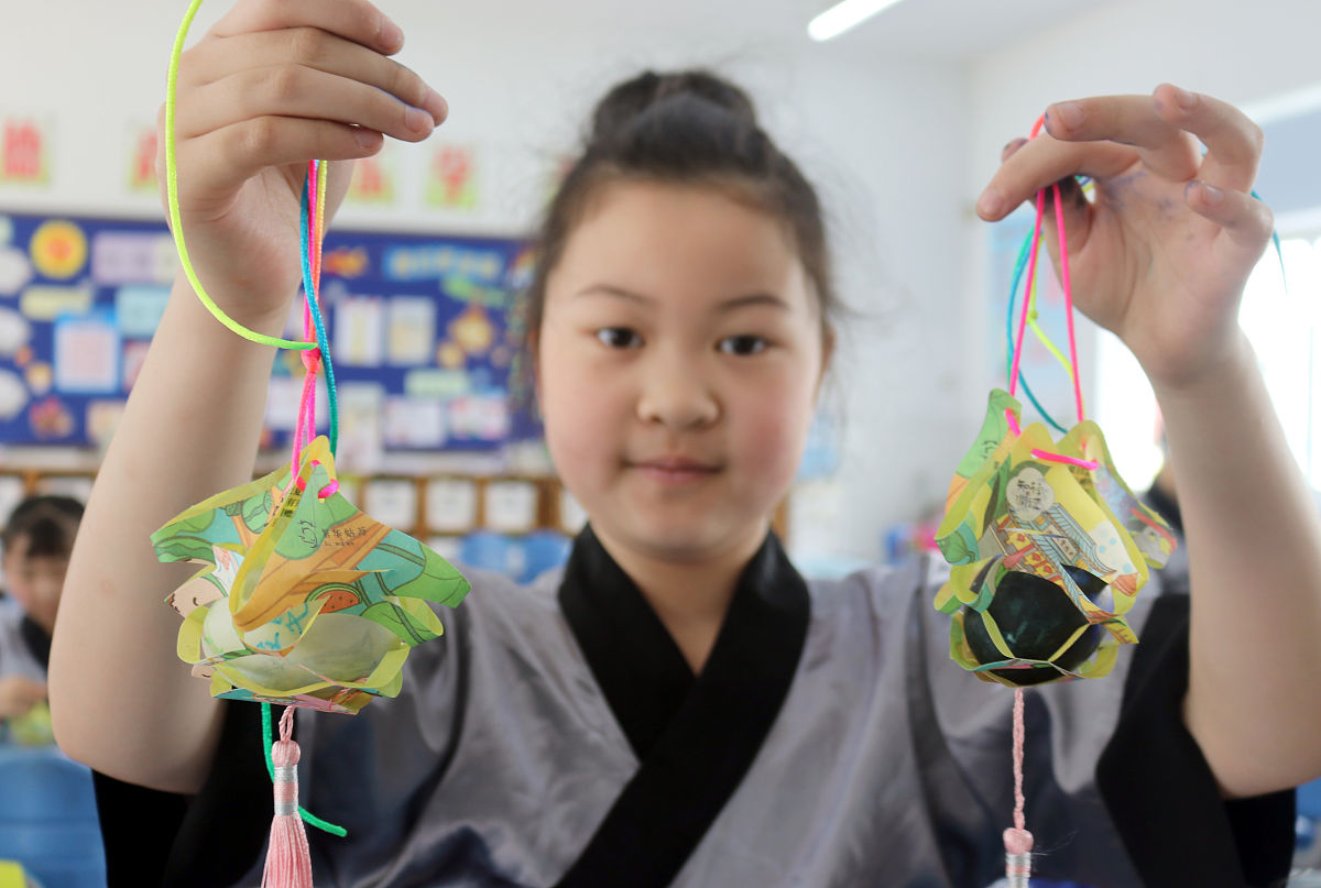 哈哈公司欢庆端午节：包香囊、编手链，体验传统文化魅力