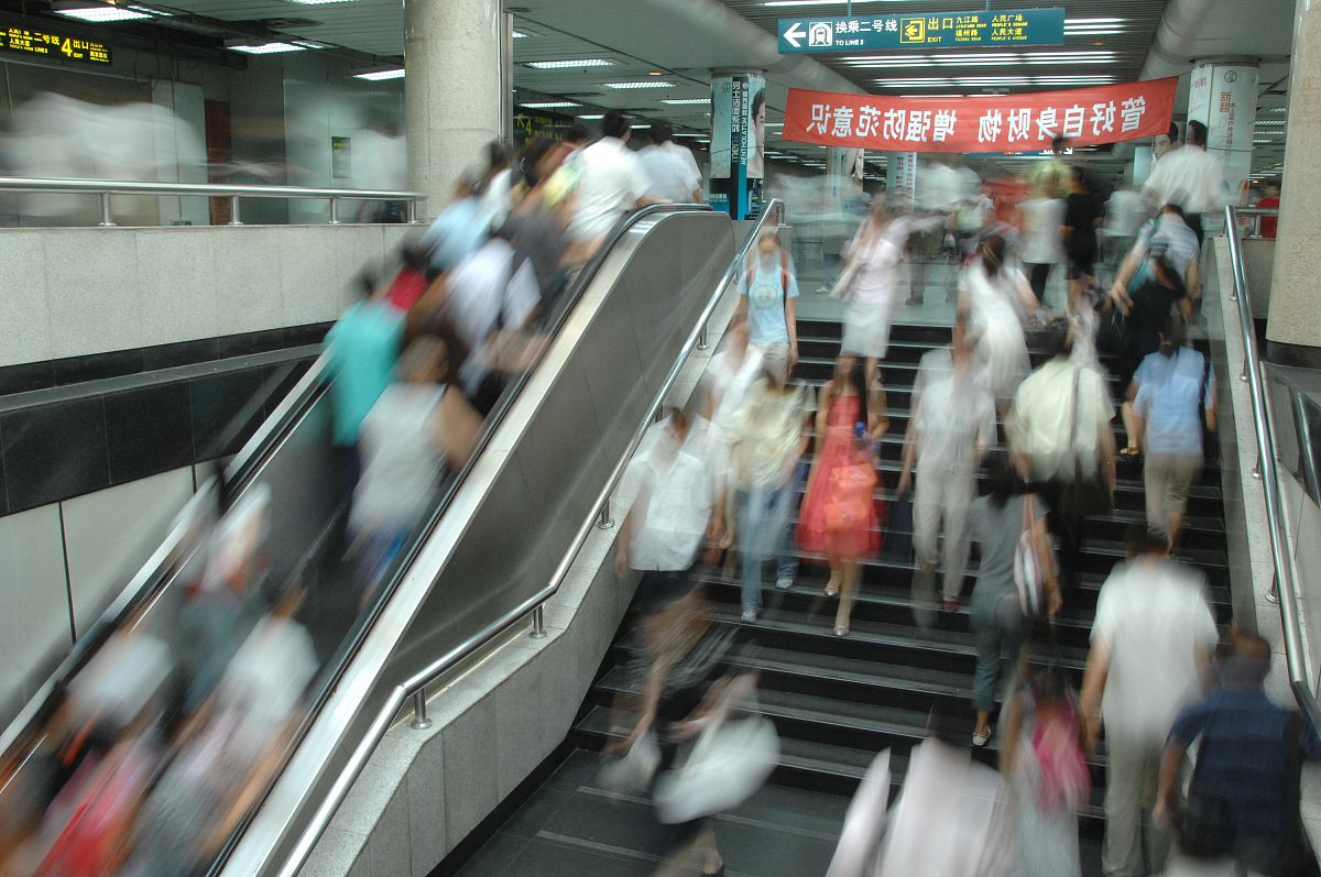 上海地铁人民广场站换乘攻略：路线、拥堵原因及改善措施