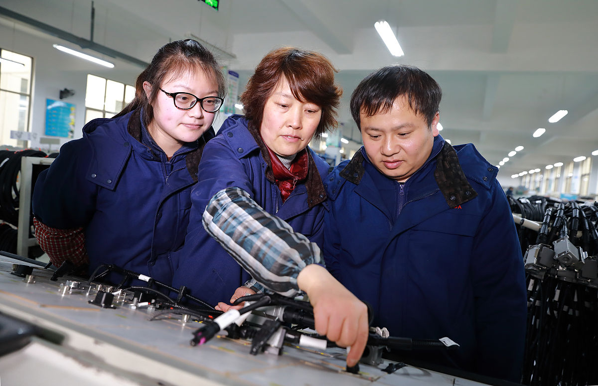 详细的施工单位总工上讲台的活动方案主要是让总工介绍自己的工作经验将传帮带进行下去。活动频次为每月一次。字数为1