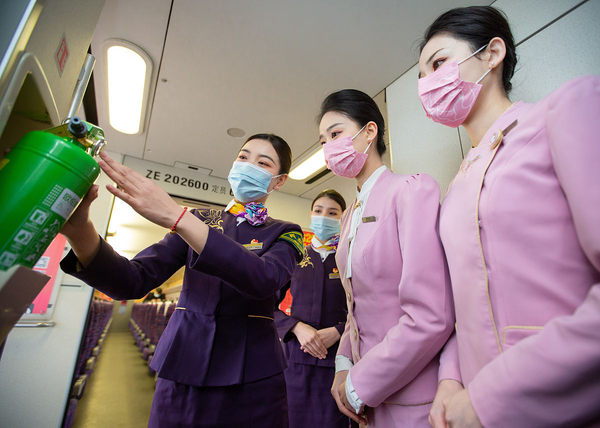 11分钟空难逃生秘籍：空姐教你如何在紧急情况下自救