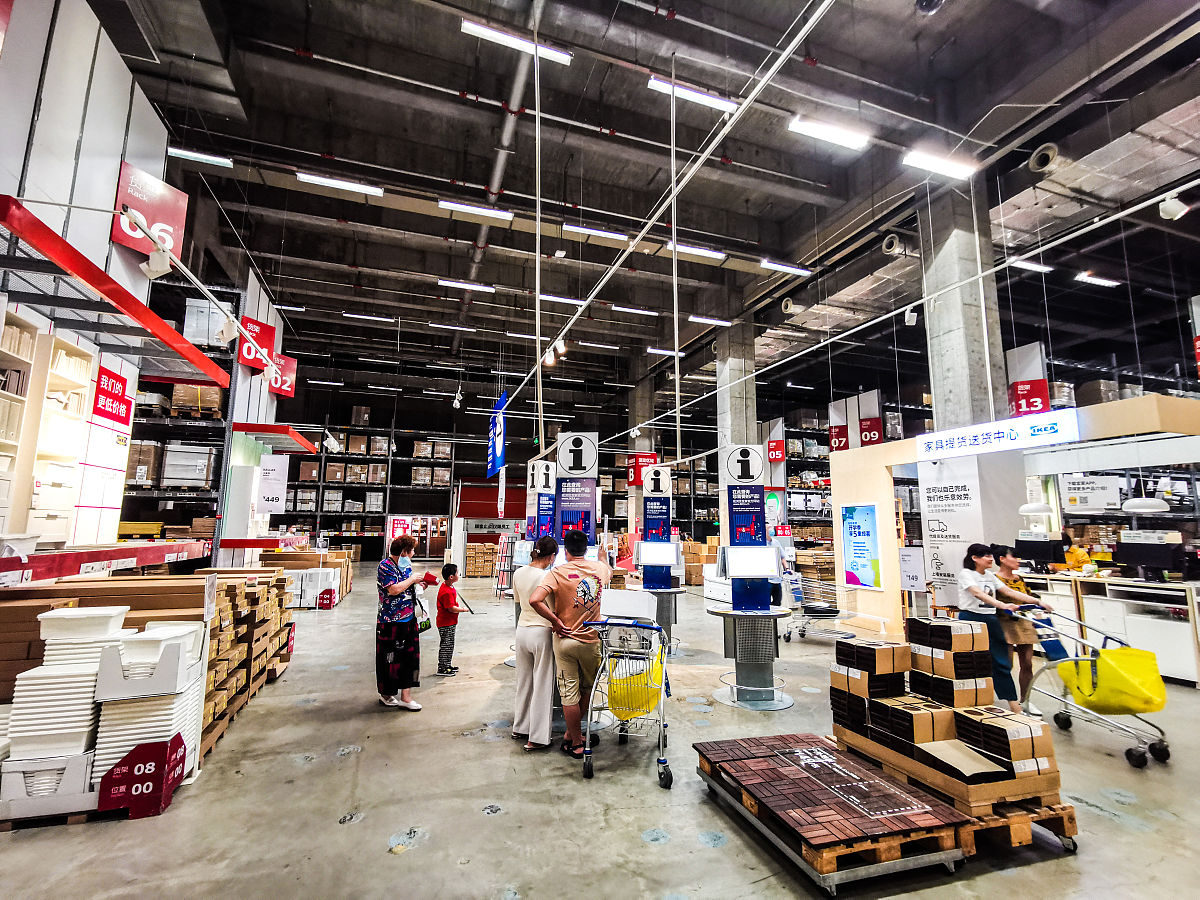 一、绪论	1 二、宜家家居的现状分析	1 一宜家家居的概况	1 二宜家在中国的发展概况	2 三、宏观环境分析	3 一政治法律环境	3 二经济环境	4 三社会文化环境	4 四技术自然环境	5 四、行业竞争环境分析	5 一行业内竞争者	5 二潜在进入者的威胁	6 三购买者的议价能力	6 四替代品的威胁	7 五供应商的议价能力	7 五、宜家家居的SWOT分析	7 一优势	7 二劣势	8 三机会	10 四