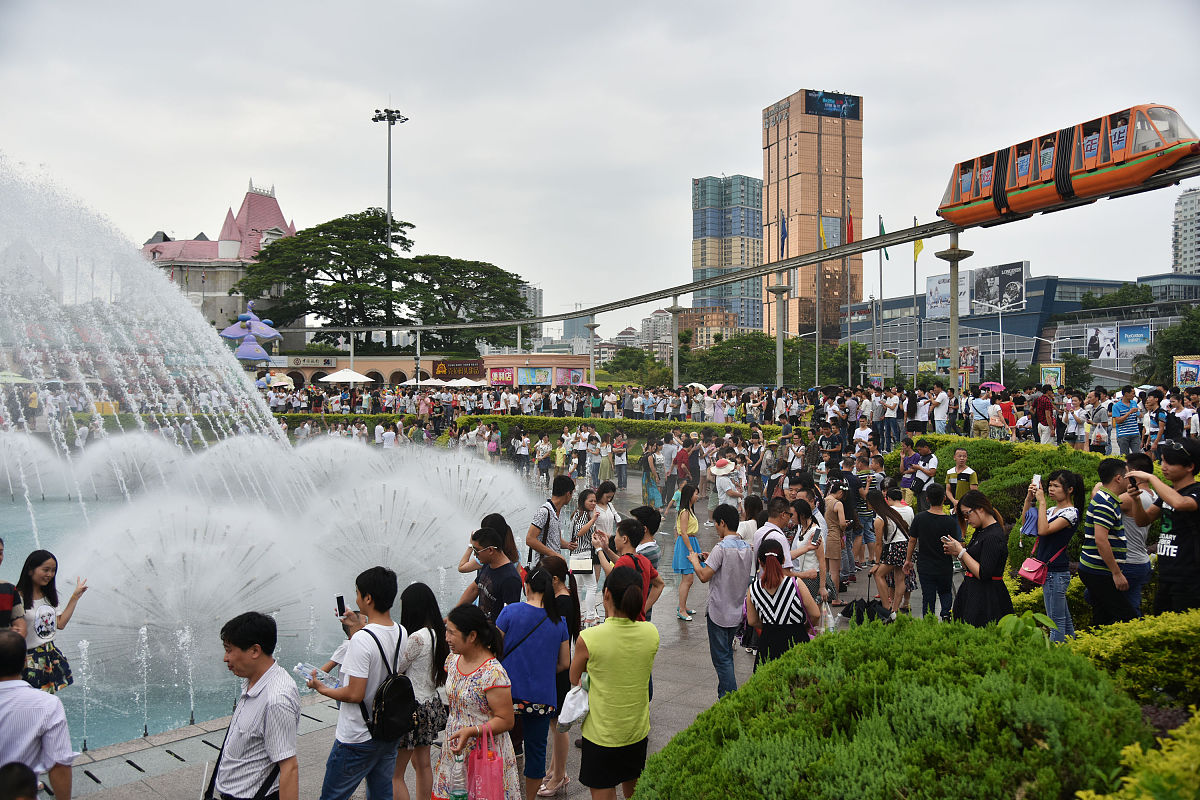 2015年10月2日,深圳,国庆长假第二日,深圳世界之窗人气爆棚,全天估计