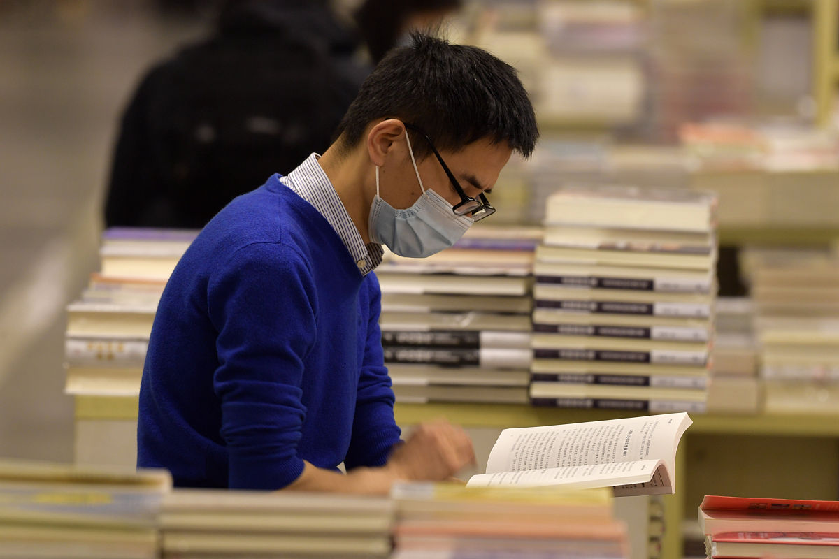 2020年4月22日,江苏南京,读者在先锋书店五台山总店内看书学习.