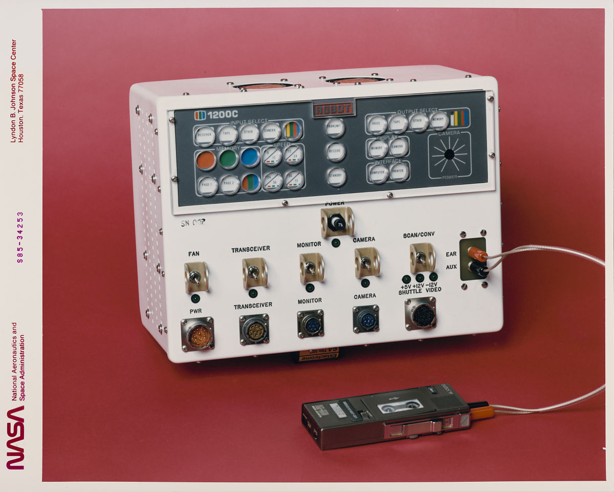 help me change this paragraph to english 对A-Type amplifier中联立M1、M2和M3电流特性表达式并令VM=Vin=Vout 得到过渡区翻转电压VM的函数关系式如Eq 4所示