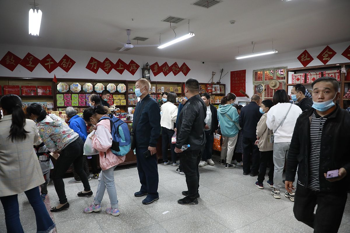 2021年10月7日,国庆节长假最后一天,在陕西西安易俗社文化街区的负一