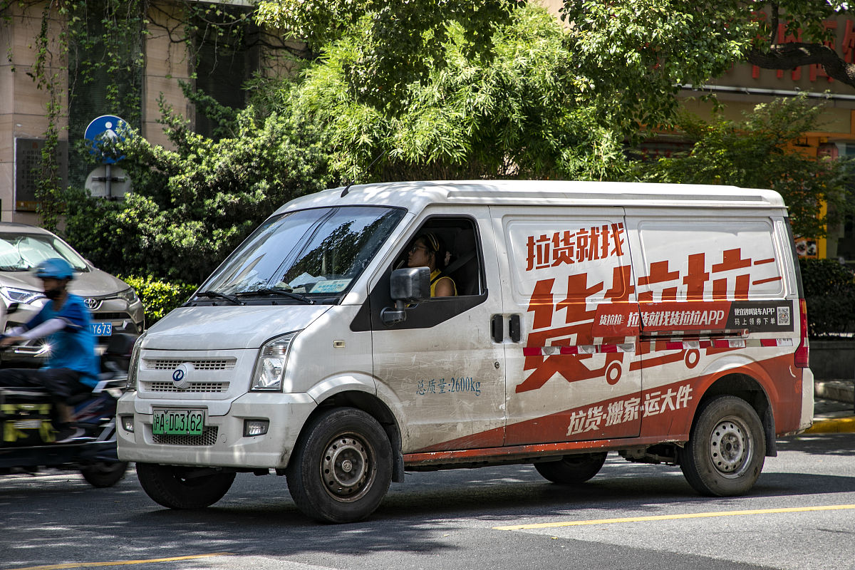 白色江铃全顺5座车体广告设计 - 3色限制，吸引眼球的创意！