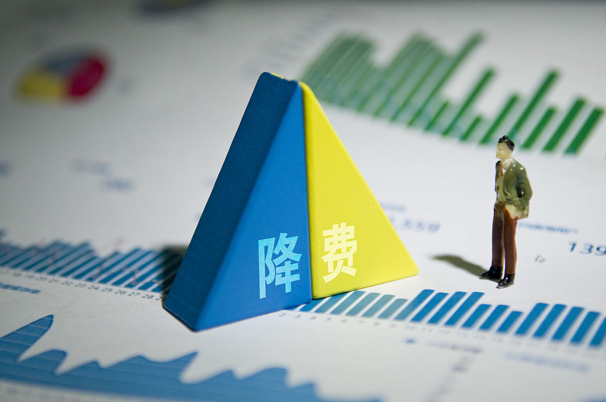 甲国某跨国集团公司的母公司A公司在乙国设有一子公司B公司。甲国公司所得税率为35乙国公司所得税率为18。20212月司将其产的一批零件以15格销售给司司3万美元的价格在乙国市场上销售出去。经甲国税务部门查询后认为这种交易作价分配不合理。根据甲国税务部门掌握的资料该批零件的生产成本为14万美元国当地无关企业同类产品的一般毛利率为25 1分析该跨国集团采用的避税手法计算该跨国集团通过避税减少多少税负。