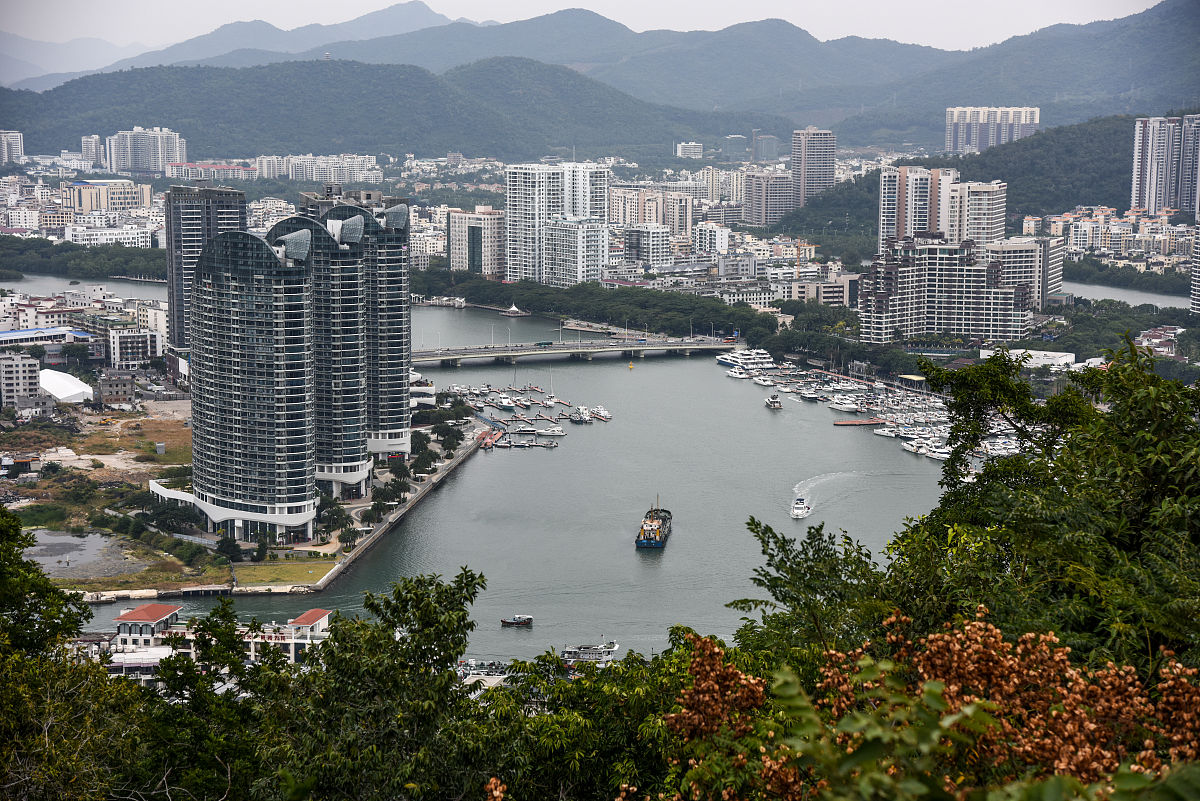 2019年12月5日,海南省三亚市,在三亚鹿回头景区俯瞰三亚市区.