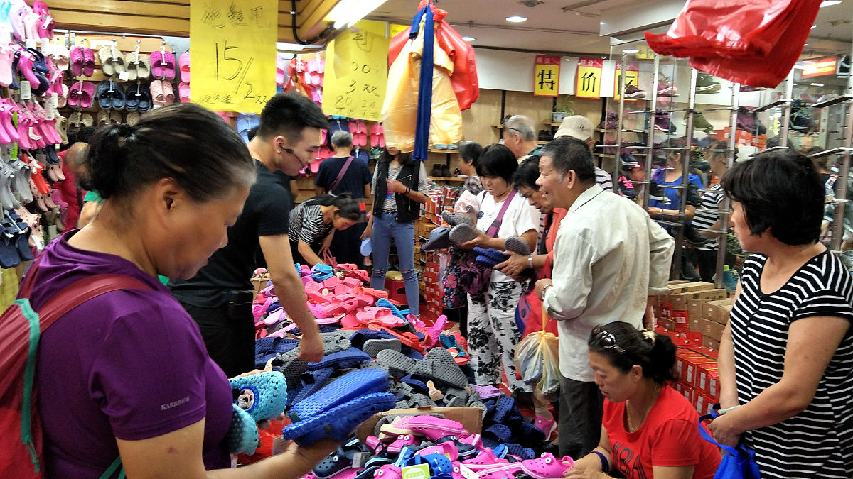 2017年9月13日,北京天意小商品批发市场,不少顾客前来扫货.
