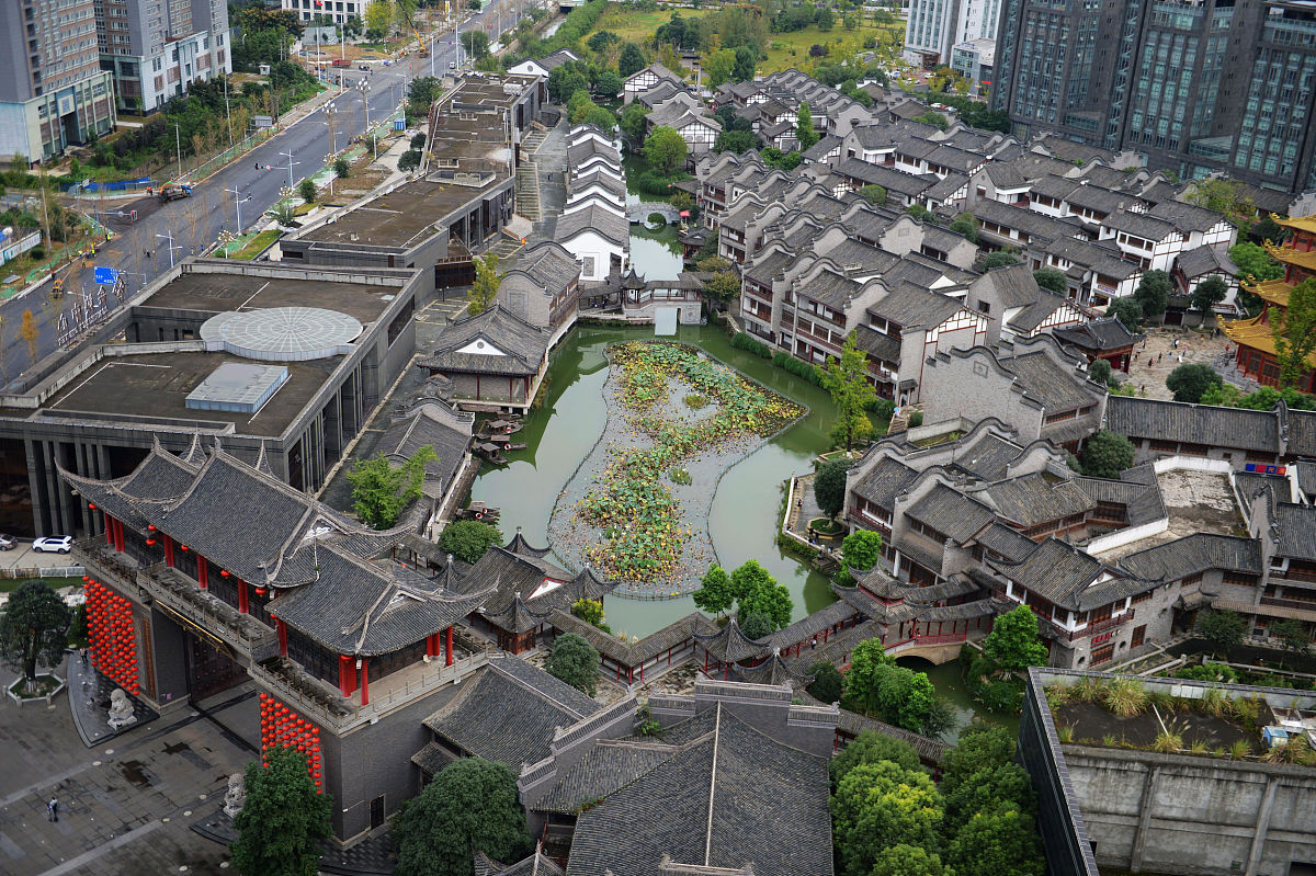 请描述成都宽窄巷子旅游街区开发案例分析步骤